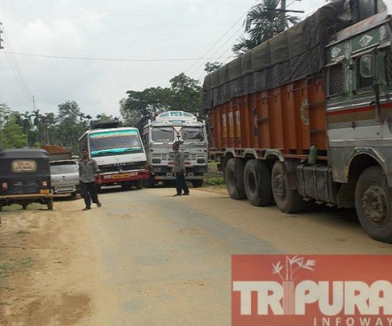 NH-44 taffic jam disrupts daily life at Kamalpur NH-44 taffic jam disrupts daily life at Kamalpur